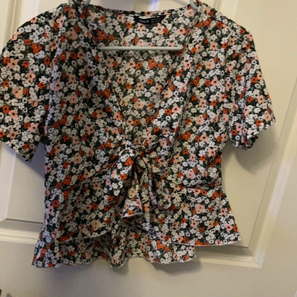 flower pattern tie in the front crop top
